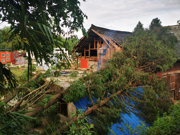 遭受大暴雨冰雹襲擊后干部群眾積極自救