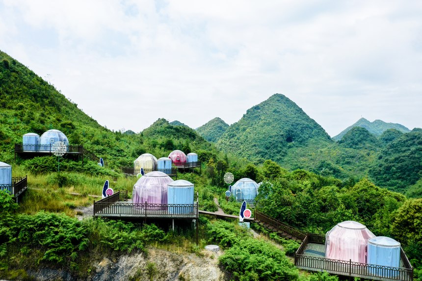 大方縣油杉河景區(qū)崔蘇壩國際露營基地星空泡泡屋。