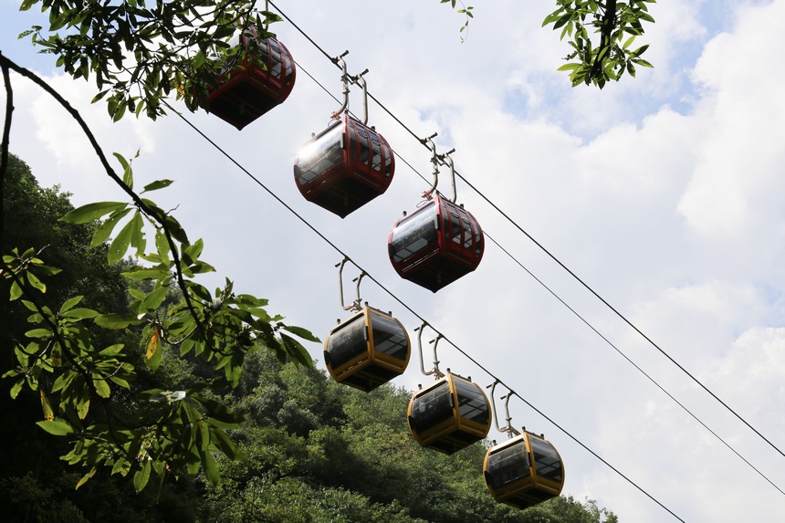 大方縣油杉河景區(qū)仙宇屯景點正在運行的纜車。