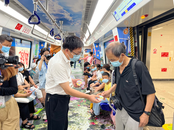 “花海畢節(jié)·露營管家”貴陽地鐵專列發(fā)車。