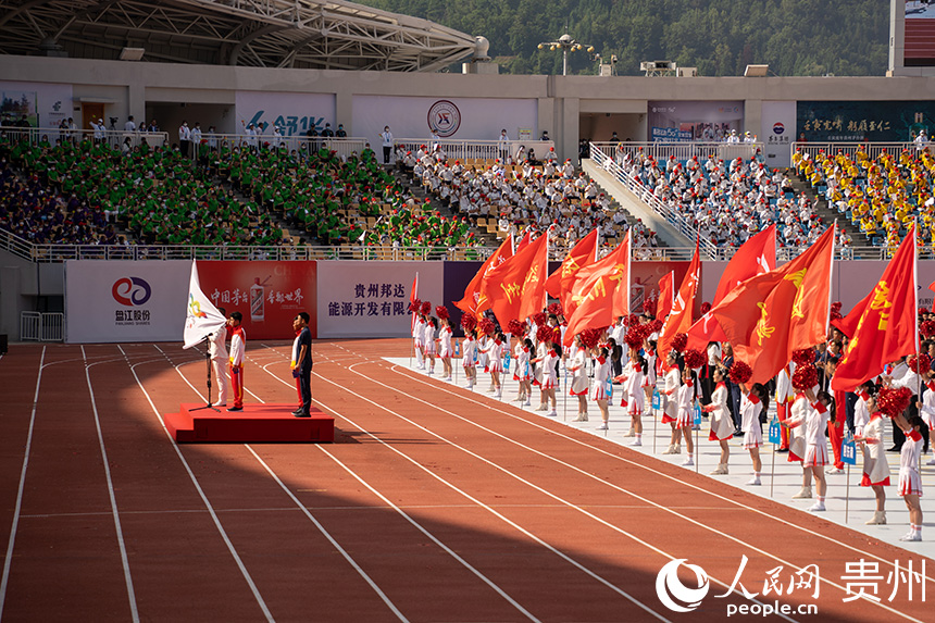 開幕式現(xiàn)場(chǎng)，裁判員、運(yùn)動(dòng)員、教練員代表宣誓。人民網(wǎng) 涂敏攝