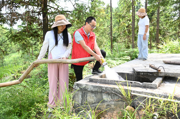 凝心聚力抗旱保民生。