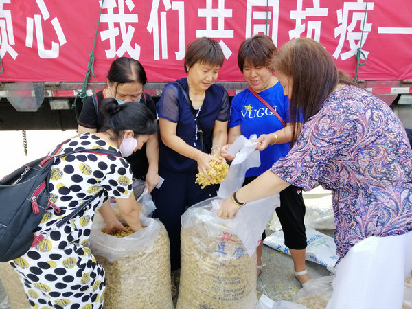 分揀物資。羅福成攝