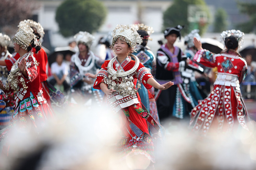 9月27日，盛裝打扮的學(xué)生在參加校園“錦雞操”比賽。