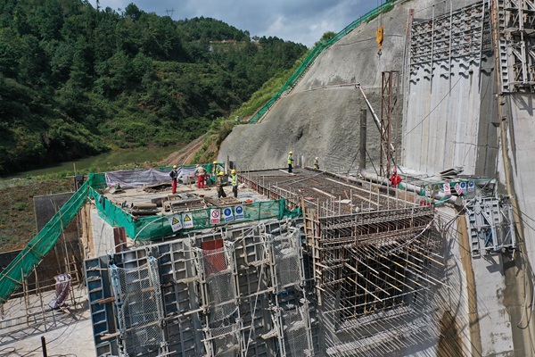 10月2日，威寧縣賴子河水庫大壩建設現(xiàn)場（趙慶能 攝）