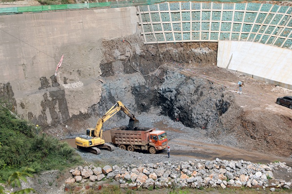 10月2日，威寧縣賴子河水庫附屬發(fā)電廠基礎平整現(xiàn)場（趙慶能 攝） (2)