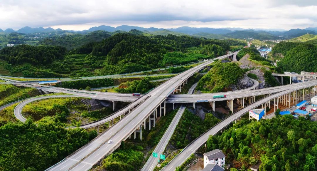 李子埡高速路。胡志剛攝