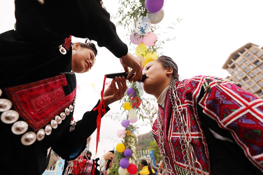 劍河縣幸福社區(qū)中心幼兒園， 老師們參加攔門酒活動(dòng)。