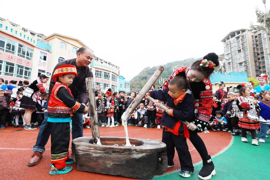 劍河縣幸福社區(qū)中心幼兒園，孩子們參加打糍粑活動(dòng)。