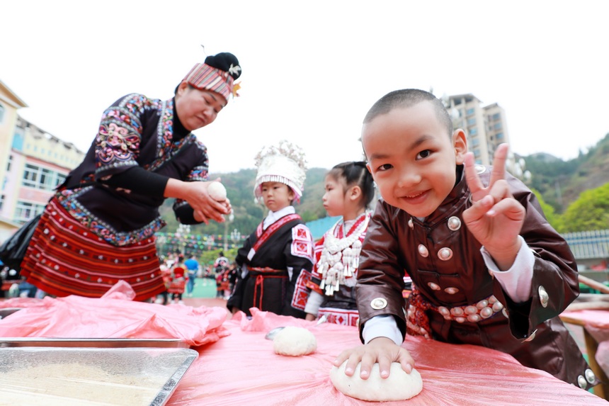 劍河縣幸福社區(qū)中心幼兒園，孩子們參加打糍粑活動。