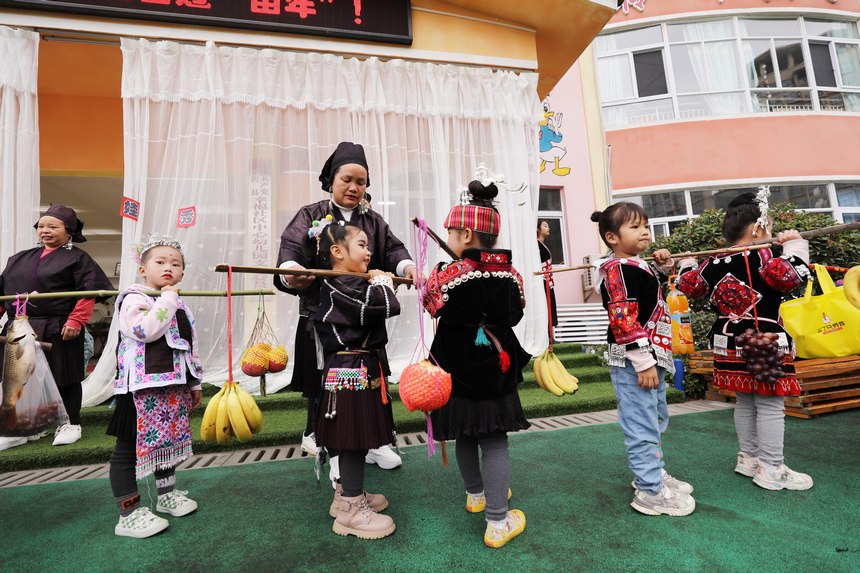 劍河縣幸福社區(qū)中心幼兒園，孩子們體驗“姑媽回娘家”活動。