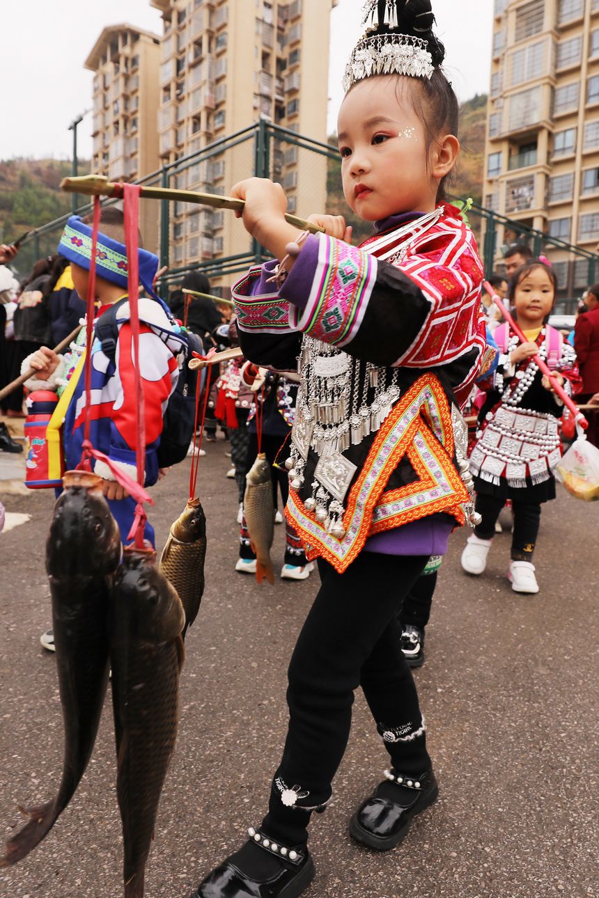 劍河縣幸福社區(qū)中心幼兒園，孩子們體驗(yàn)“姑媽回娘家”活動(dòng)。