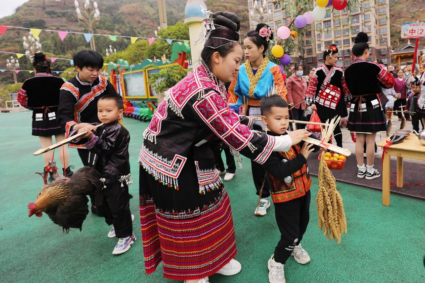 劍河縣幸福社區(qū)中心幼兒園，孩子們體驗(yàn)“姑媽回娘家”活動。 