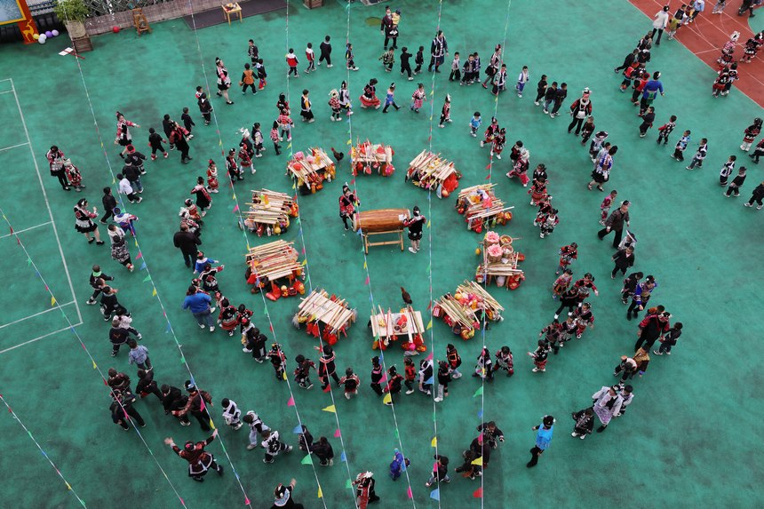 劍河縣幸福社區(qū)中心幼兒園，孩子們體驗“姑媽回娘家”活動。