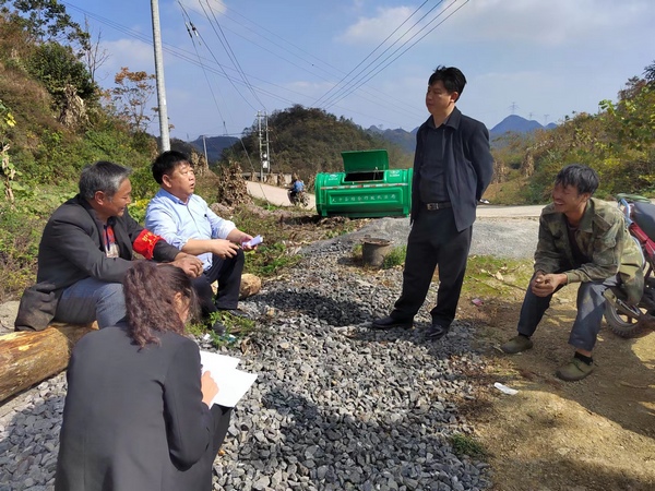 大方縣醫(yī)保局工作人員在基層宣傳醫(yī)保基金使用。潘顯飛攝