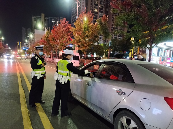 交警通過流動巡查酒駕。