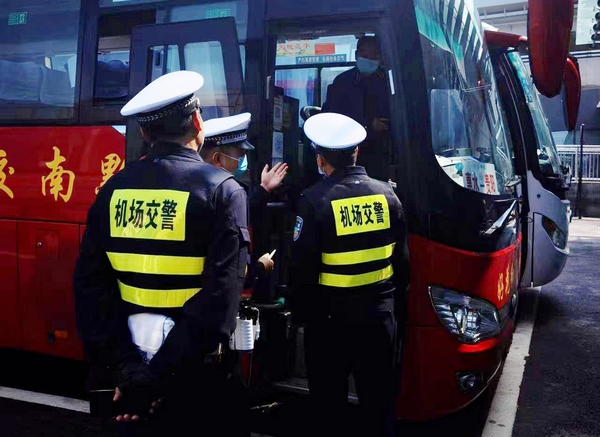 圖2.民警深入機場駐場企業(yè)單位開展交通安全大檢查。