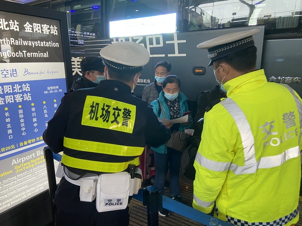 圖3.民警在貴陽機場航站樓前向旅客、員工、出租車駕駛員宣傳交通安全知識。