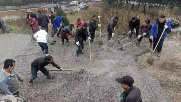 修建馬家橋小學(xué)后方的機(jī)耕道。