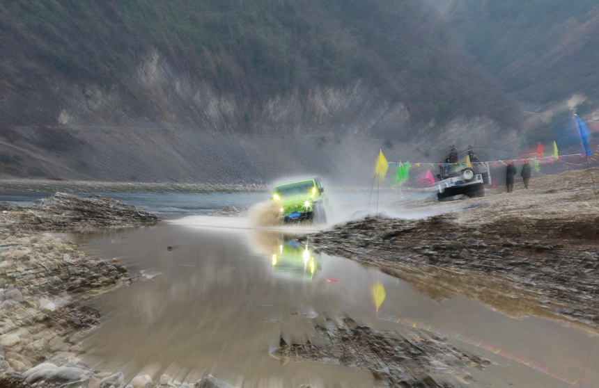 １月１日，越野車愛好者在貴州省黔東南州劍河縣開展越野車競(jìng)技。