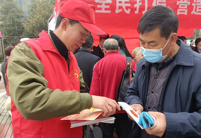 3月15日，貴州省大方縣志愿者在杜鵑廣場向消費者宣傳維權(quán)知識。（黃倫江 攝）.jpg