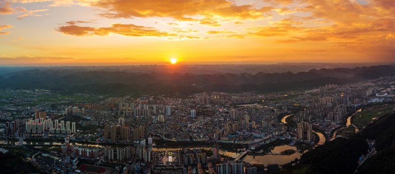 夕陽(yáng)下的惠水。黃平攝