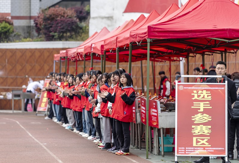 2023年3月30日，參與服務(wù)的學(xué)生在貴州省黔西市中等職業(yè)技術(shù)學(xué)校等待參賽選手就位。