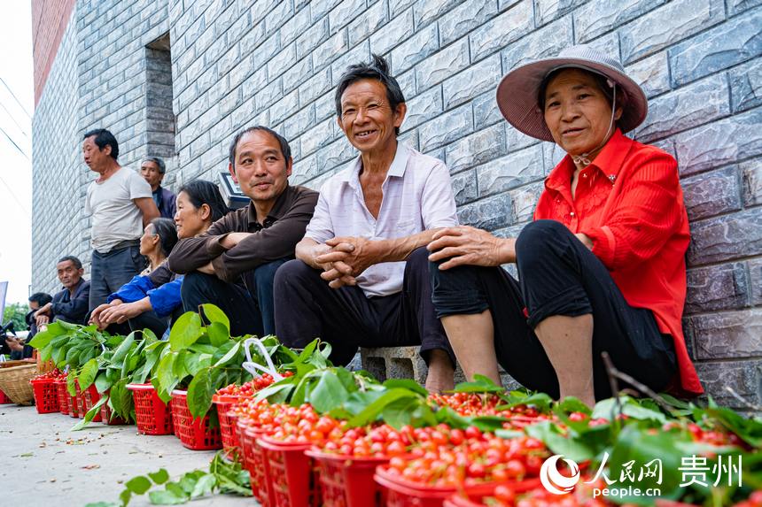 村民在路邊售賣剛采摘下來的鎮(zhèn)寧櫻桃。人民網(wǎng) 陽茜攝