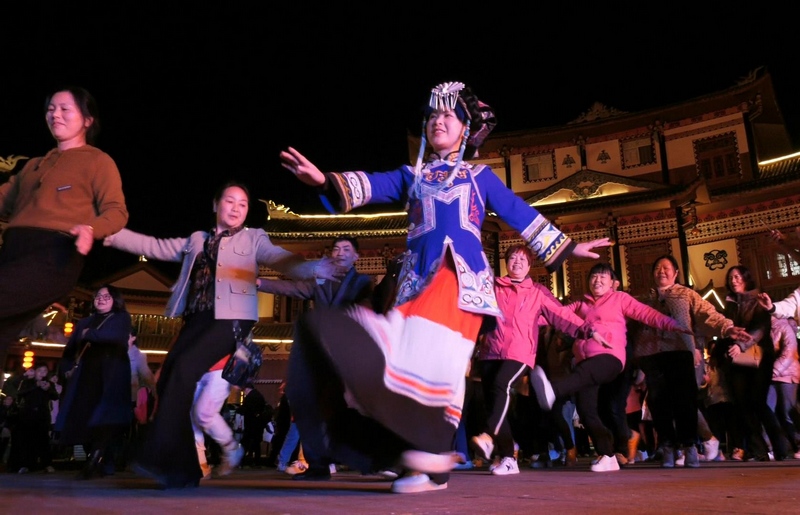 4月8日，大方縣奢香古鎮(zhèn)篝火晚會(huì)上游客學(xué)跳彝族舞蹈。何志剛攝