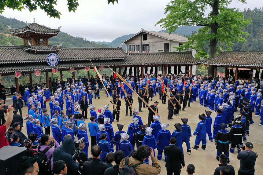 4月22日，新民村村民同外地游客同跳蘆笙舞，歡慶高雍苗族“三月三“。 