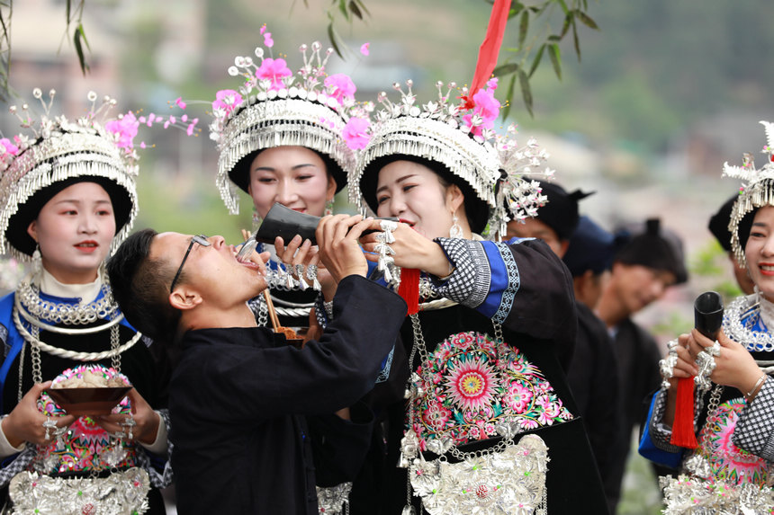 4月22日，苗族群眾在新民村迎賓攔門。