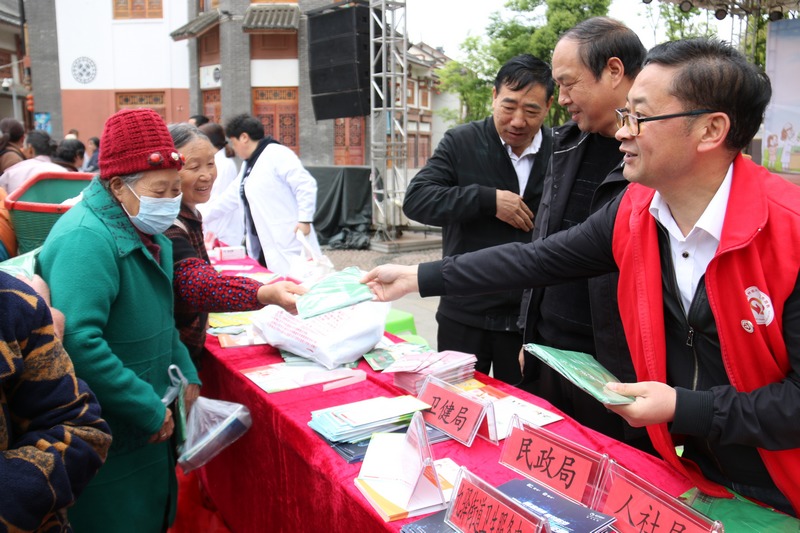 4月25日，貴州省大方縣開展第35個愛國衛(wèi)生月“宜居靚家園 健康新生活”活動發(fā)放健康教育傳折頁。