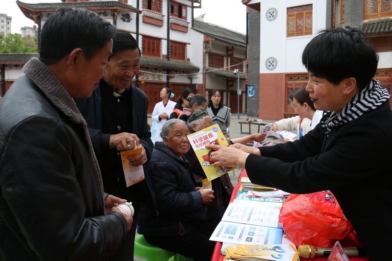 4月25日，貴州省大方縣開展第35個(gè)愛國衛(wèi)生月“宜居靚家園 健康新生活”活動(dòng)發(fā)放健康宣傳資料。