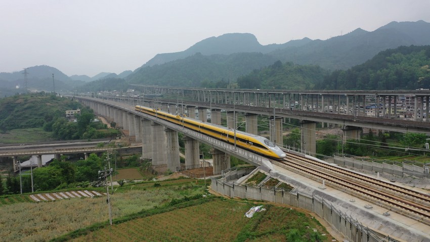 “黃醫(yī)生”檢測車通過都勻東馬寨特大橋。范亮茹攝