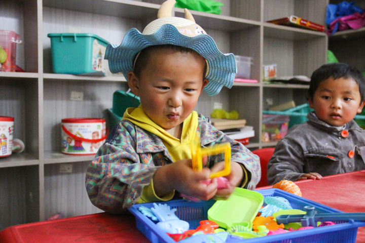 孩子們在擺弄玩具。趙慶能攝