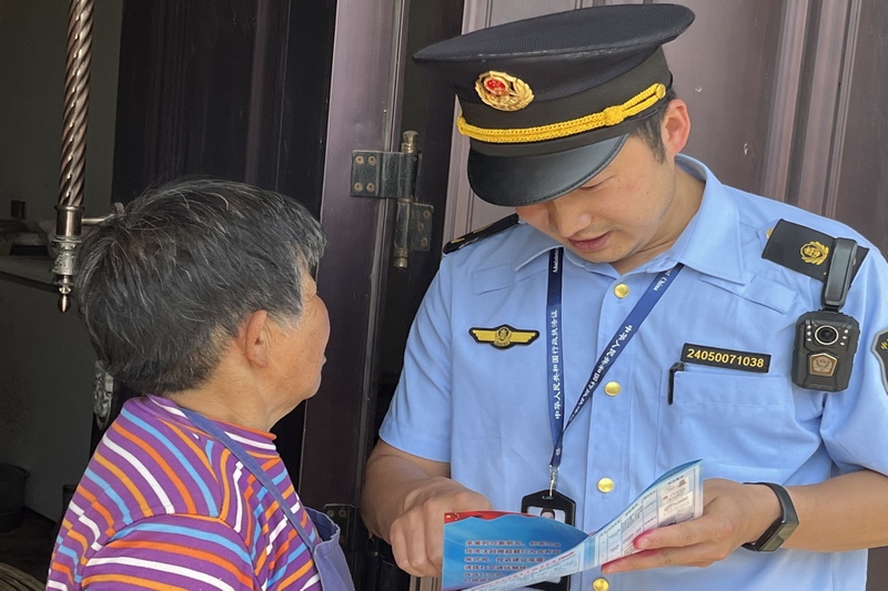 5月26日，交通執(zhí)法人員入戶宣傳行人違法進高速的危害。楊超 攝.jpg