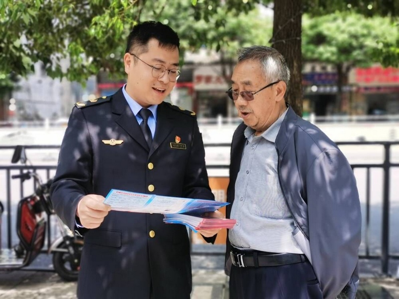 5月26日，交通執(zhí)法人員向過往居民宣傳普及路政法律法規(guī)。彭濤 攝.jpg