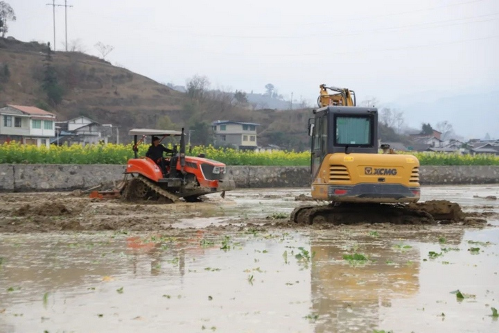 桐梓農(nóng)業(yè)機(jī)械化生產(chǎn)現(xiàn)場。 曹園園攝