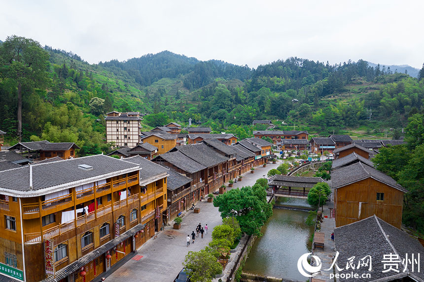 航拍群山環(huán)抱下的印江土家族苗族自治縣紫薇鎮(zhèn)團(tuán)龍村。人民網(wǎng)記者 涂敏攝