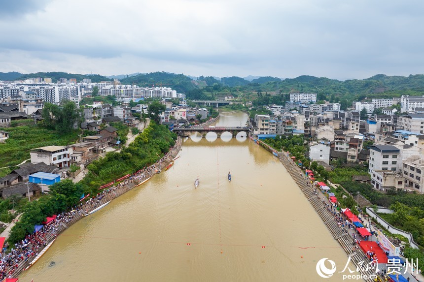 航拍貴州省黔東南州黃平縣400米龍舟競(jìng)速爭(zhēng)霸賽現(xiàn)場(chǎng)。人民網(wǎng)記者 涂敏攝