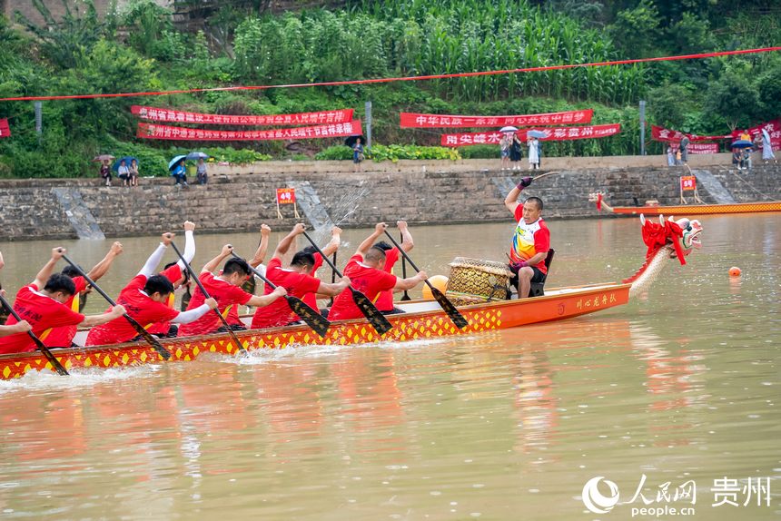 貴州省黔東南州黃平縣400米龍舟競速爭霸賽現(xiàn)場。人民網(wǎng)記者 涂敏攝