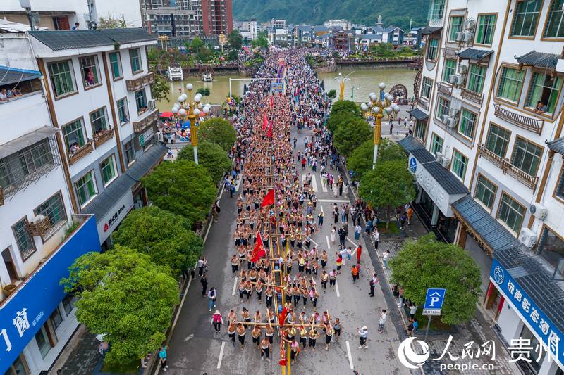 2 航拍世界最長獨木龍舟巡游。人民網(wǎng)記者 涂敏 攝.jpg