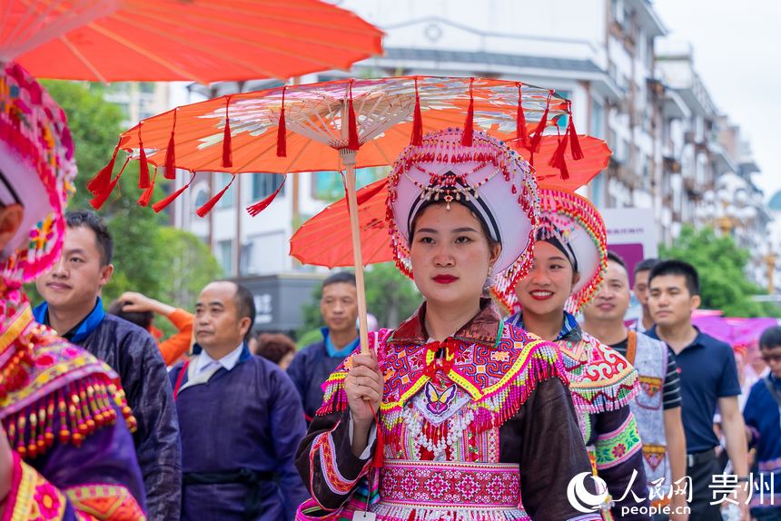 身著民族盛裝巡游的少數(shù)民族同胞。人民網(wǎng)記者 涂敏攝