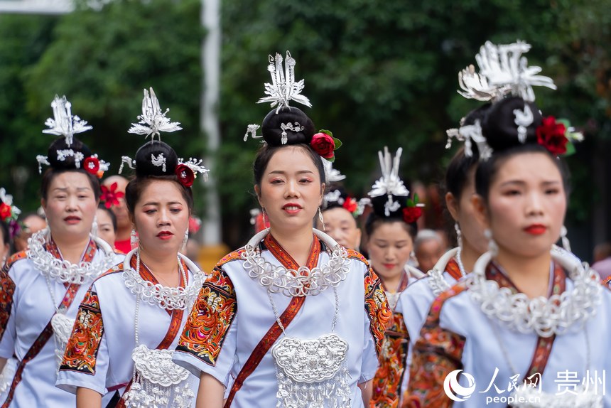 身著民族盛裝巡游的少數(shù)民族同胞。人民網(wǎng)記者 涂敏攝