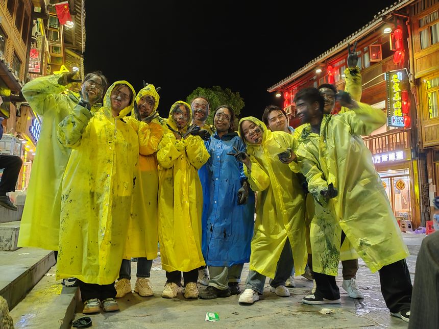 游客參加肇興谷雨節(jié)“抹花臉”活動。