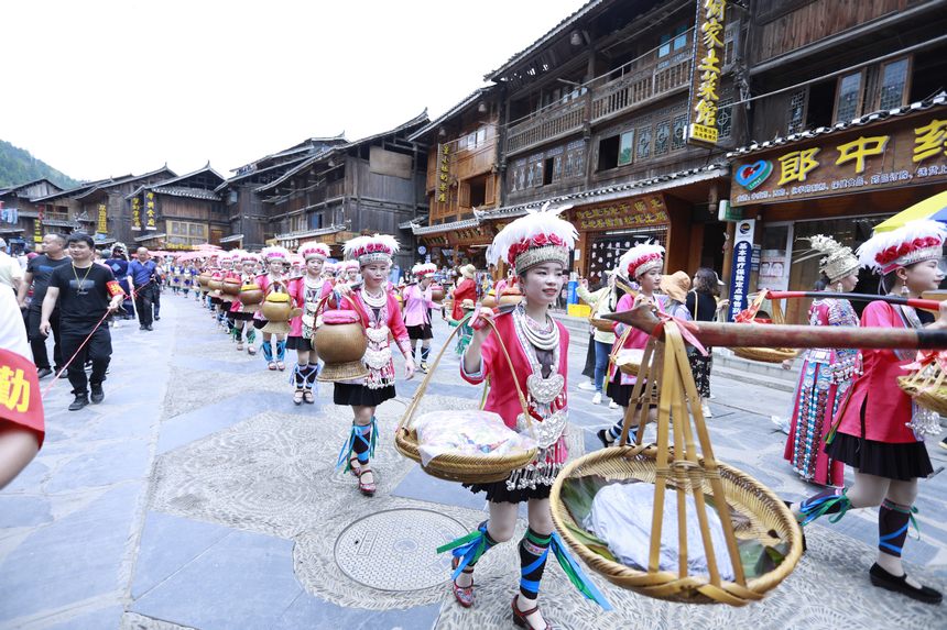 肇興谷雨節(jié)盛裝巡街活動(dòng)。