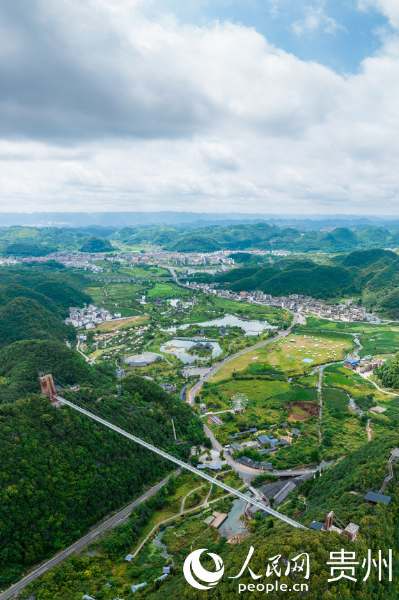 6月28日拍攝的貴州省長順縣永增村神泉谷景區(qū)。人民網(wǎng)記者 涂敏攝