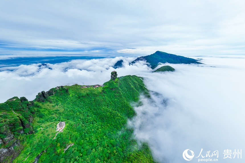 雨后初晴，云霧繚繞的梵凈山。人民網(wǎng)記者 涂敏攝