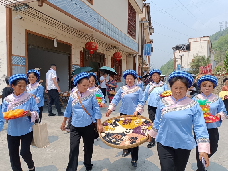 新屯村三月三民族活動。