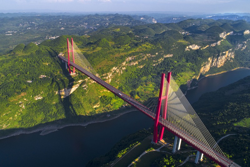 立在青山綠水間的鴨池河特大橋。史開心攝